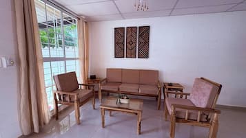 House, 3 Bedrooms, Patio | Living room