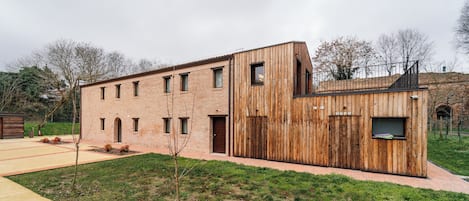 Comfort Room, Park View, Tower | Exterior