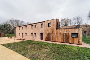 Comfort Room, Park View, Tower | Exterior