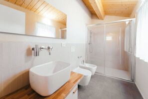 Comfort Quadruple Room, Garden View | Bathroom - Locanda dell'Ortolano (Ferrara)