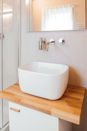 Chambre Confort, vue sur le parc, dans la tour | Salle de bain | Séchoir à cheveux, serviettes fournies, savon, shampooing