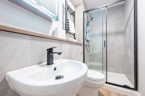 Bathroom - Luxurious 2 Bed | Central Cardiff | Free EV Charge (Whitchurch)