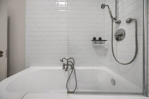 Bathroom - 2 Streets from Centre | Free Parking | Fast WIFI (Cardiff)