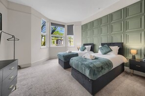 Desk, iron/ironing board, WiFi, bed sheets - 2 Streets from Centre | Free Parking | Fast WIFI (Cardiff)