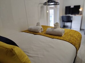 WiFi, bed sheets - Private En-Suite • TV • Fridge • Microwave (Saint Thomas)
