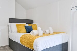 WiFi, bed sheets - Private En-Suite • TV • Fridge • Microwave (Saint Thomas)