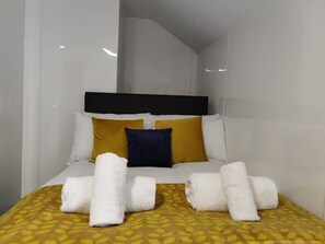WiFi, bed sheets - Private En-Suite • TV • Fridge • Microwave (Saint Thomas)