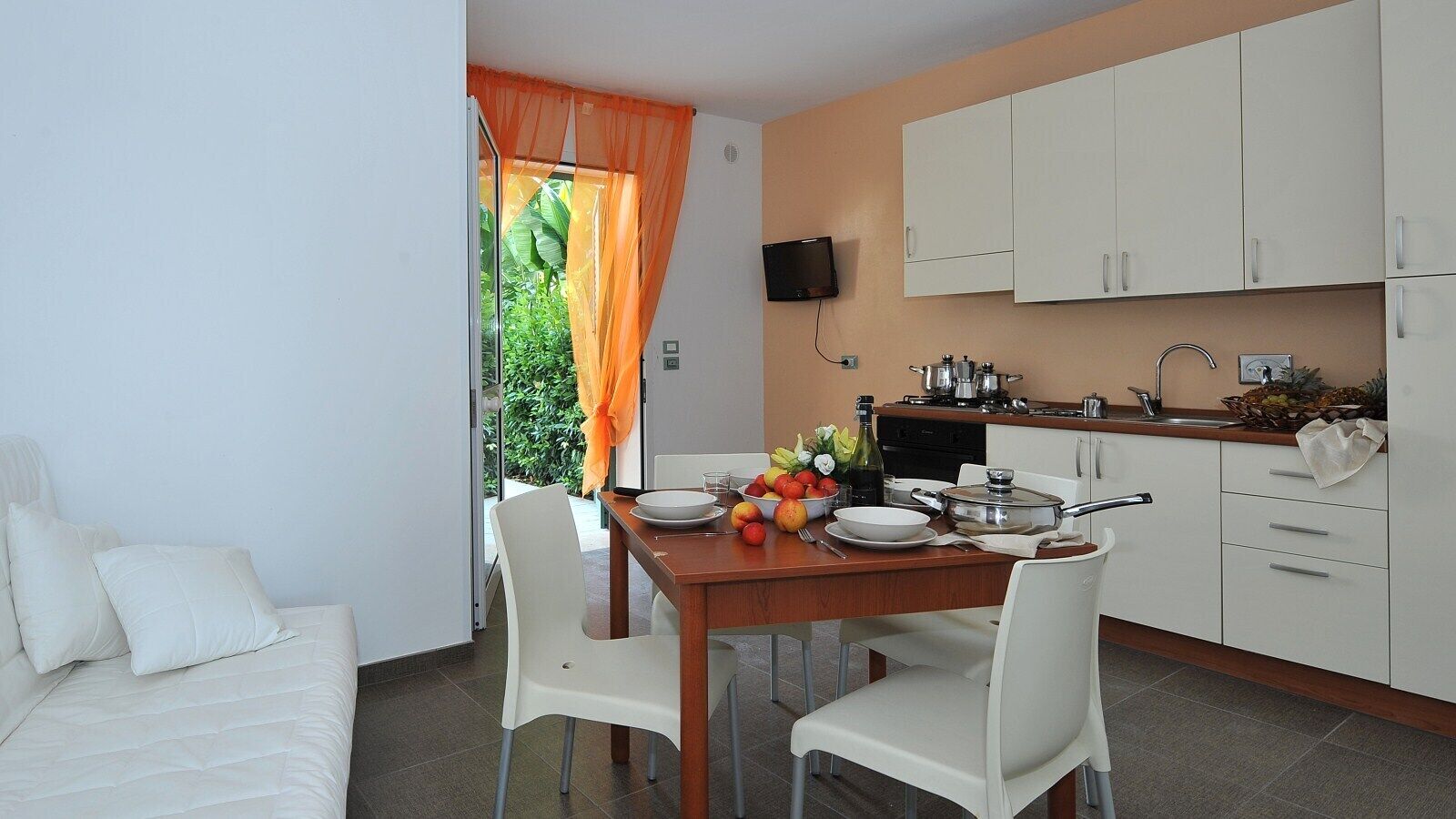 Apartamento superior | Área de estar | TV