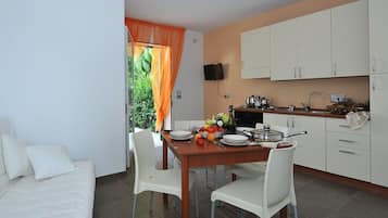 Apartamento superior | Área de estar | TV