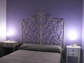Tabla de planchar con plancha, wifi y ropa de cama 