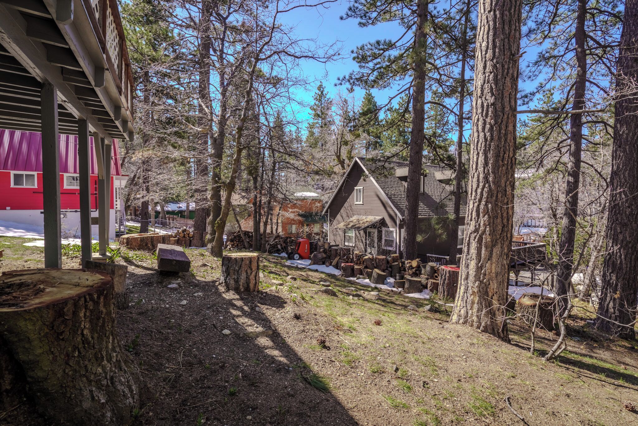 Hus - balkon - udsigt til have | Overnatningsstedets område