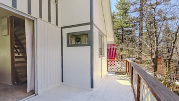 Ferienhaus, Balkon, Gartenblick | Außendetails