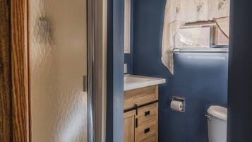 House, Balcony, Garden View | Bathroom