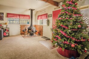 House, Balcony, Garden View | Interior - Gonzalez Cabin (Running Springs)