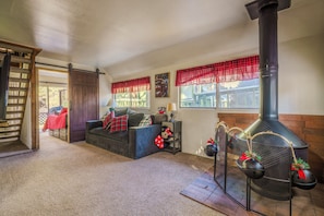 House, Balcony, Garden View | Living area - Gonzalez Cabin (Running Springs)