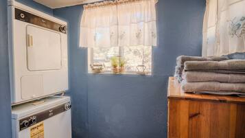 Ferienhaus, Balkon, Gartenblick | Innenbereich