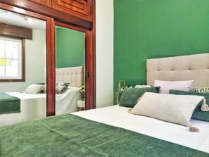 2 bedrooms, iron/ironing board, free WiFi, bed sheets - Stylish Beachside Apartment | Ocean Views, 380m from Playa de Silgar, Sanxenxo (Sanxenxo)