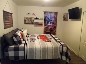 3 bedrooms, WiFi, bed sheets - Creekside Garage Getaway (Robbinsville)