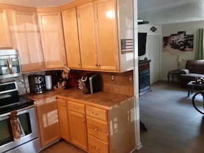 Fridge, microwave, oven, stovetop - Creekside Garage Getaway (Robbinsville)
