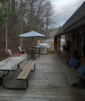 Outdoor dining - Creekside Garage Getaway (Robbinsville)