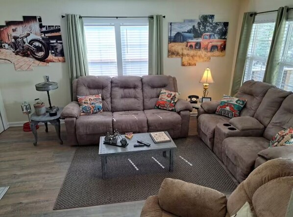Living area - Creekside Garage Getaway (Robbinsville)