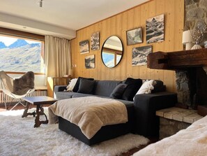 Apartamento conforto, sacada, vista para a montanha | Área de estar