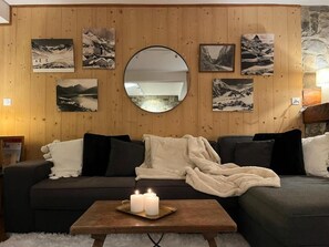 Comfort Apartment, Balcony, Mountain View | Living area