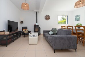 Una televisión, una chimenea