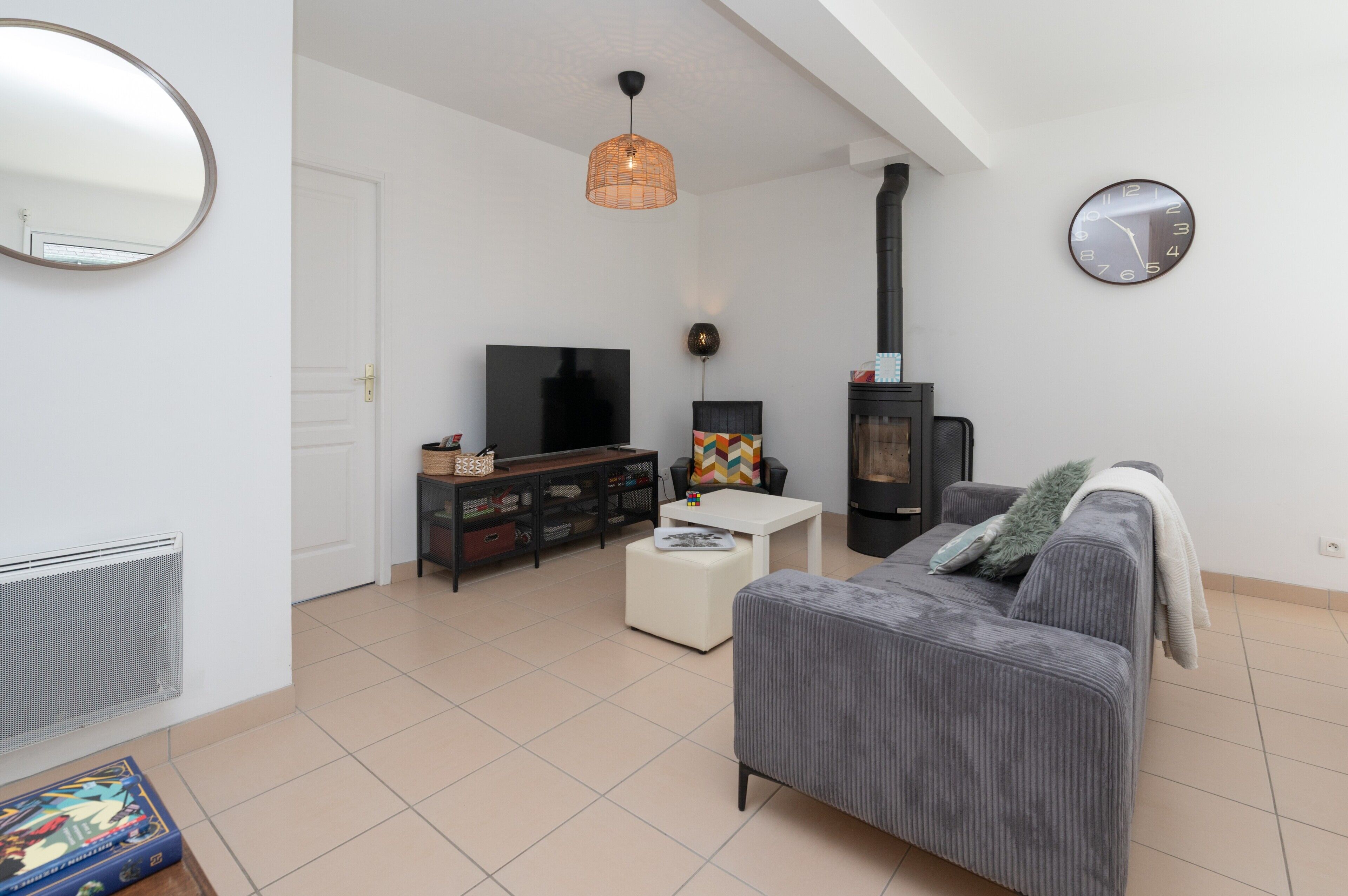TV, fireplace