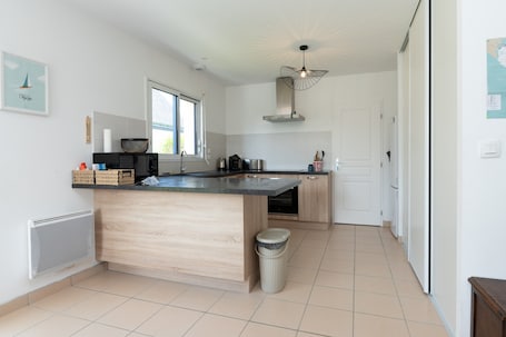 Fridge, microwave, oven, stovetop. Maison Goh Velenec: 500m from the beach, terrace, garden