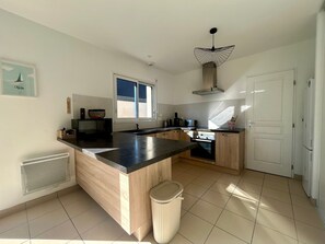 Private kitchen - Maison Goh Velenec: 500m from the beach, terrace, garden (Arzon)