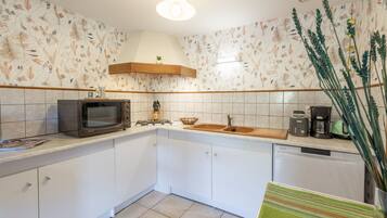 Een koelkast, een magnetron, een oven, een kookplaat