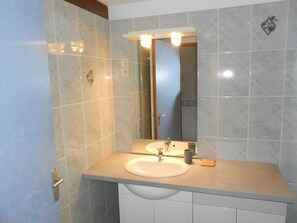 Bathroom - Gîte “Brimbelle - La Petite Meurthe” with Mountain View, Private Garden & Wi-Fi (Ban-sur-Meurthe-Clefcy)