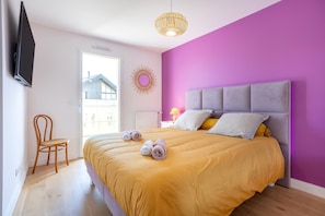 A bedroom with a bed, a chair, a TV, and a window. - Apartment L'instant Suspendu – 2 Private Terraces and Wi-Fi (Concarneau)