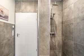 Dusche, Haartrockner, Handtücher