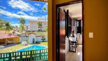 Quarto quádruplo superior, vista para a piscina | Terraço/pátio