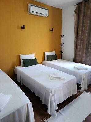 Quarto triplo básico, vista para o jardim