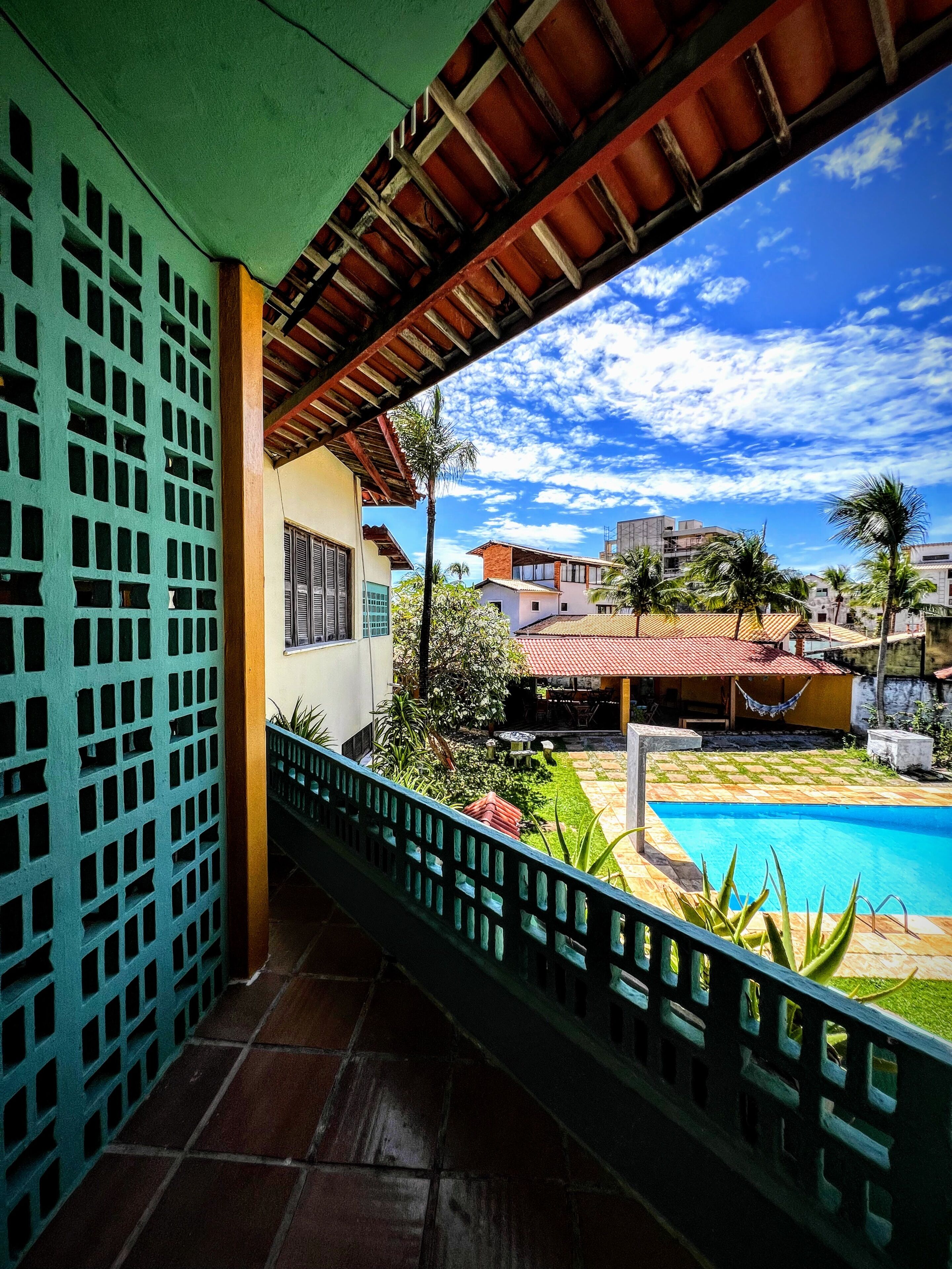 Quarto casal conforto, vista para a cidade | Piscina