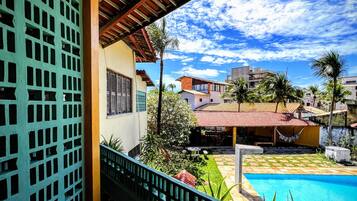 Quarto casal conforto, vista para a cidade | Piscina