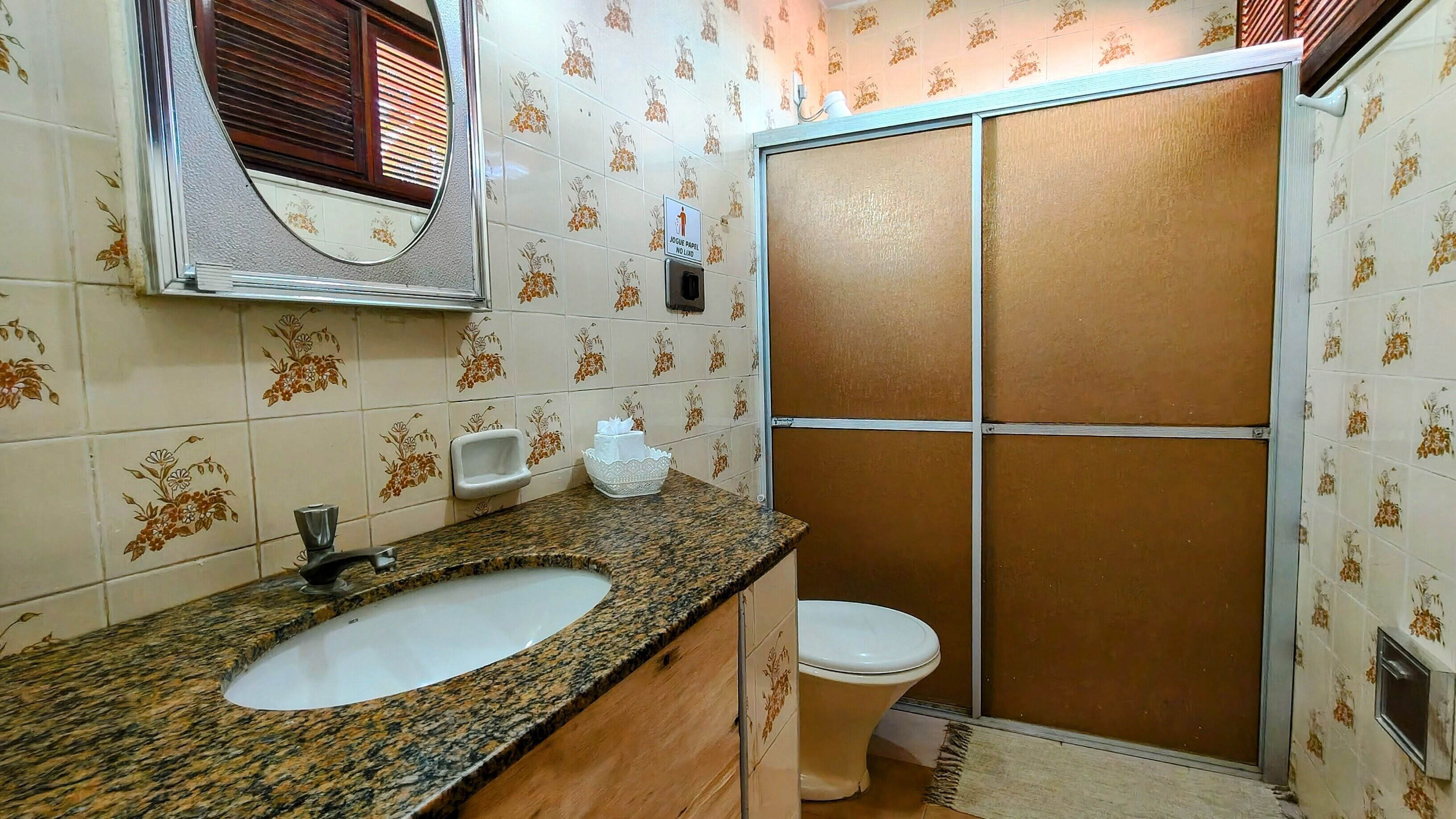 Un bagno con lavandino, WC e doccia.