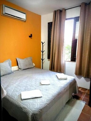 Quarto triplo básico, vista para o jardim