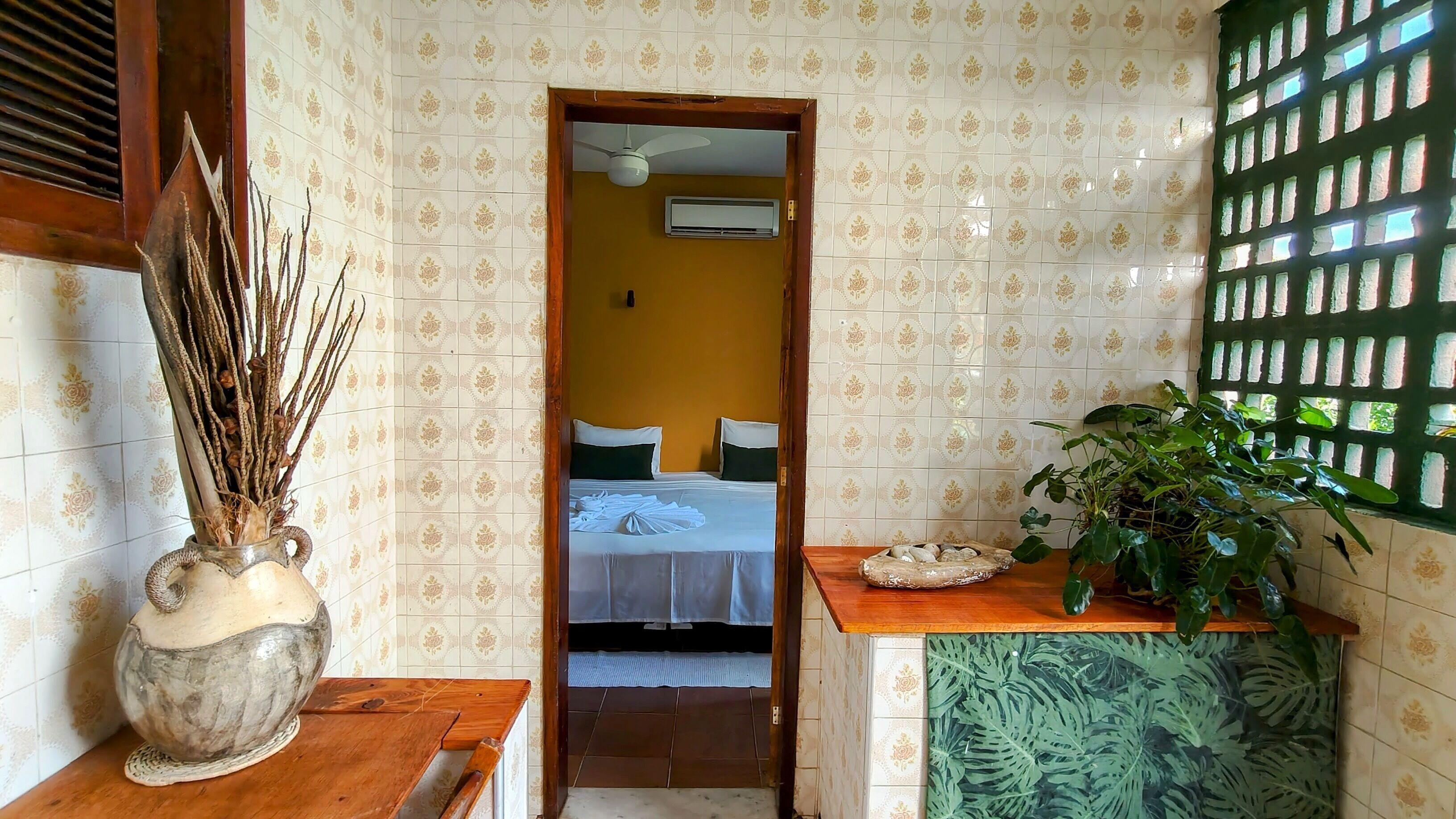 Quarto triplo básico, vista para o jardim