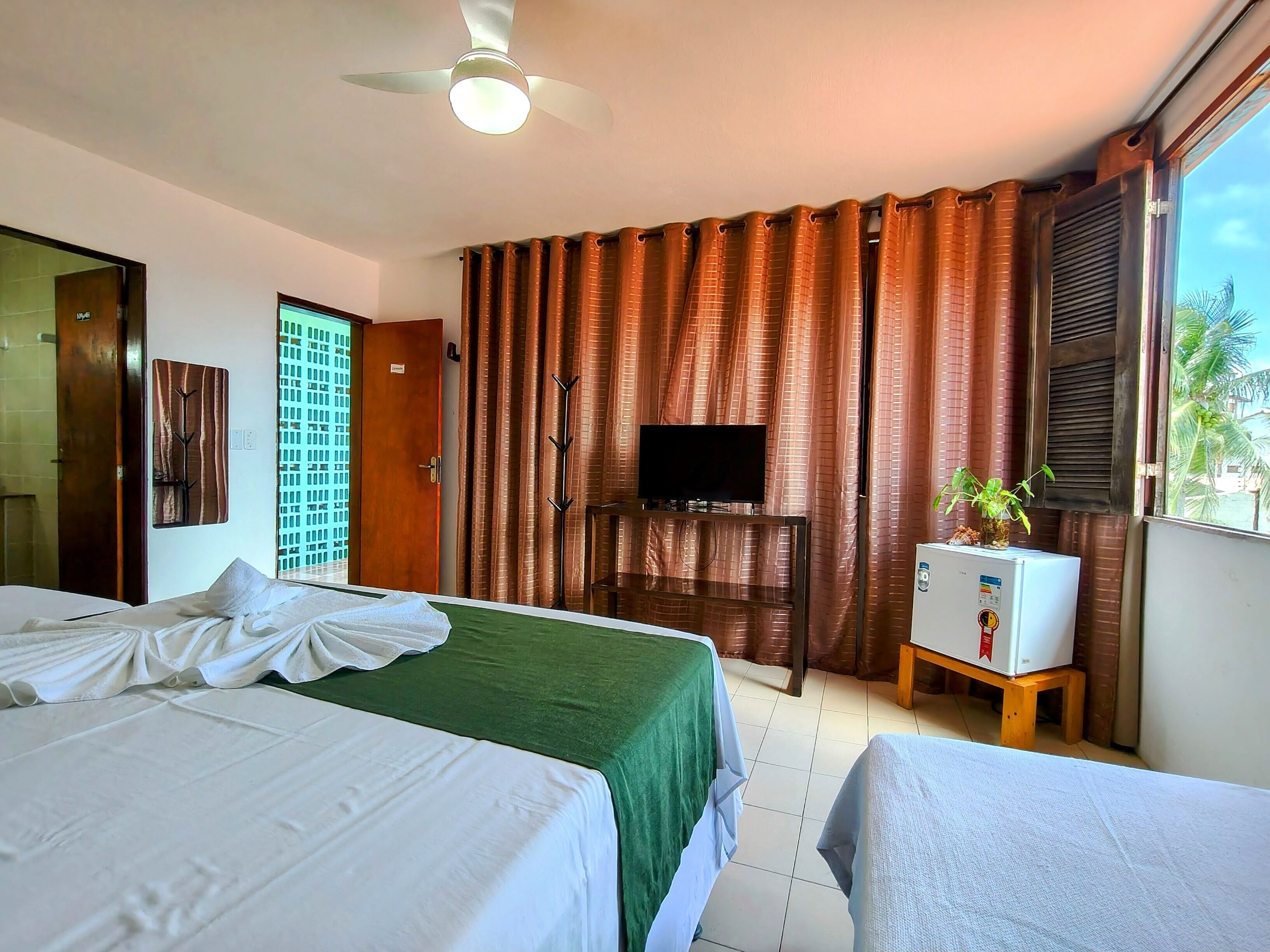 Quarto quádruplo superior, vista para a piscina