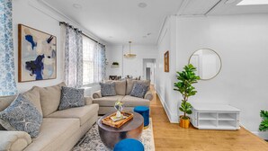 Una sala de estar moderna con un sofá, una mesa de centro y una planta.
