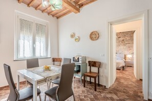Dining - Casa Loretta – Bright, Spacious Apartment in the Heart of Vicopisano (Vicopisano)