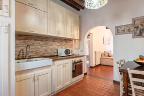 Fridge, stovetop, cookware/dishes/utensils, spices - Casa Ilaria Vicopisano (Vicopisano)