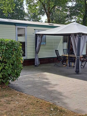 Outdoor dining - Vrbo Property (Marienberg)