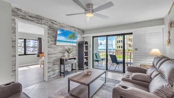 Condo, Multiple Beds (Madeira Place #201) | Living area