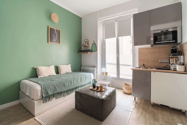 Tabla de planchar con plancha, wifi gratis y ropa de cama 