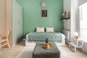 Tabla de planchar con plancha, wifi gratis y ropa de cama 